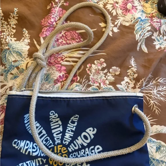 Life Is Good Sea Bags Maine Crossbody with Inspirational Words - Picture 3 of 5